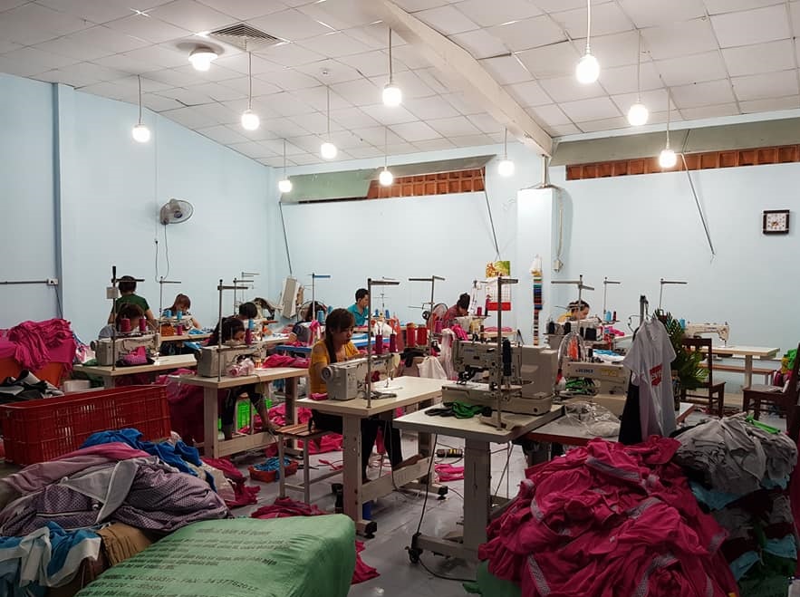 xuong may gia công áo gió gia re
